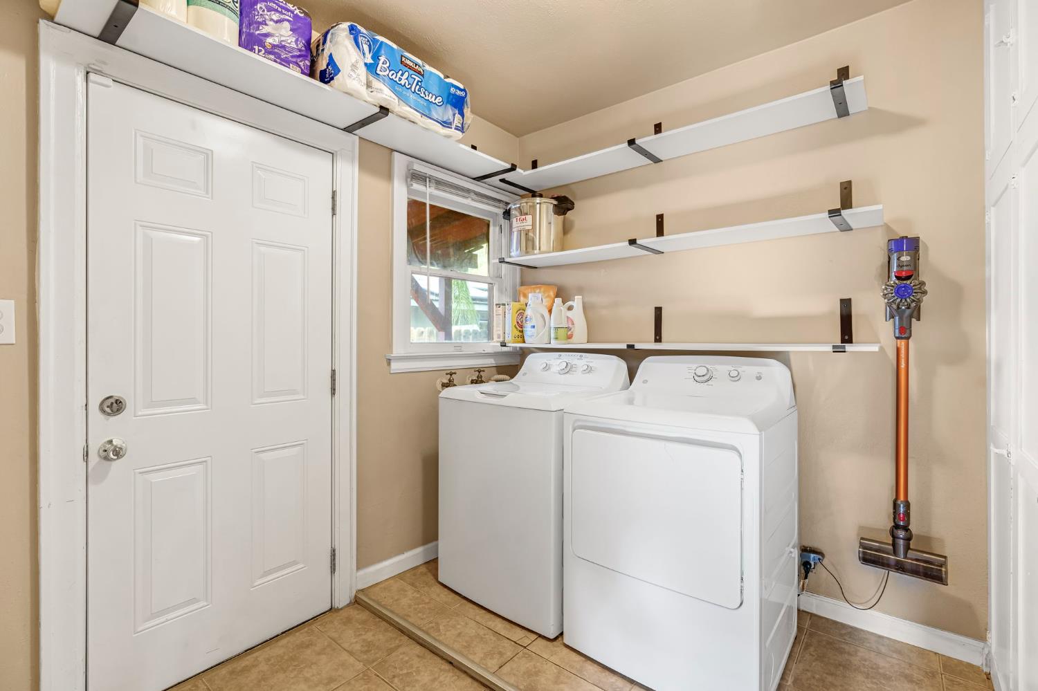 4546 E Iowa Ave, Fresno, CA 93702