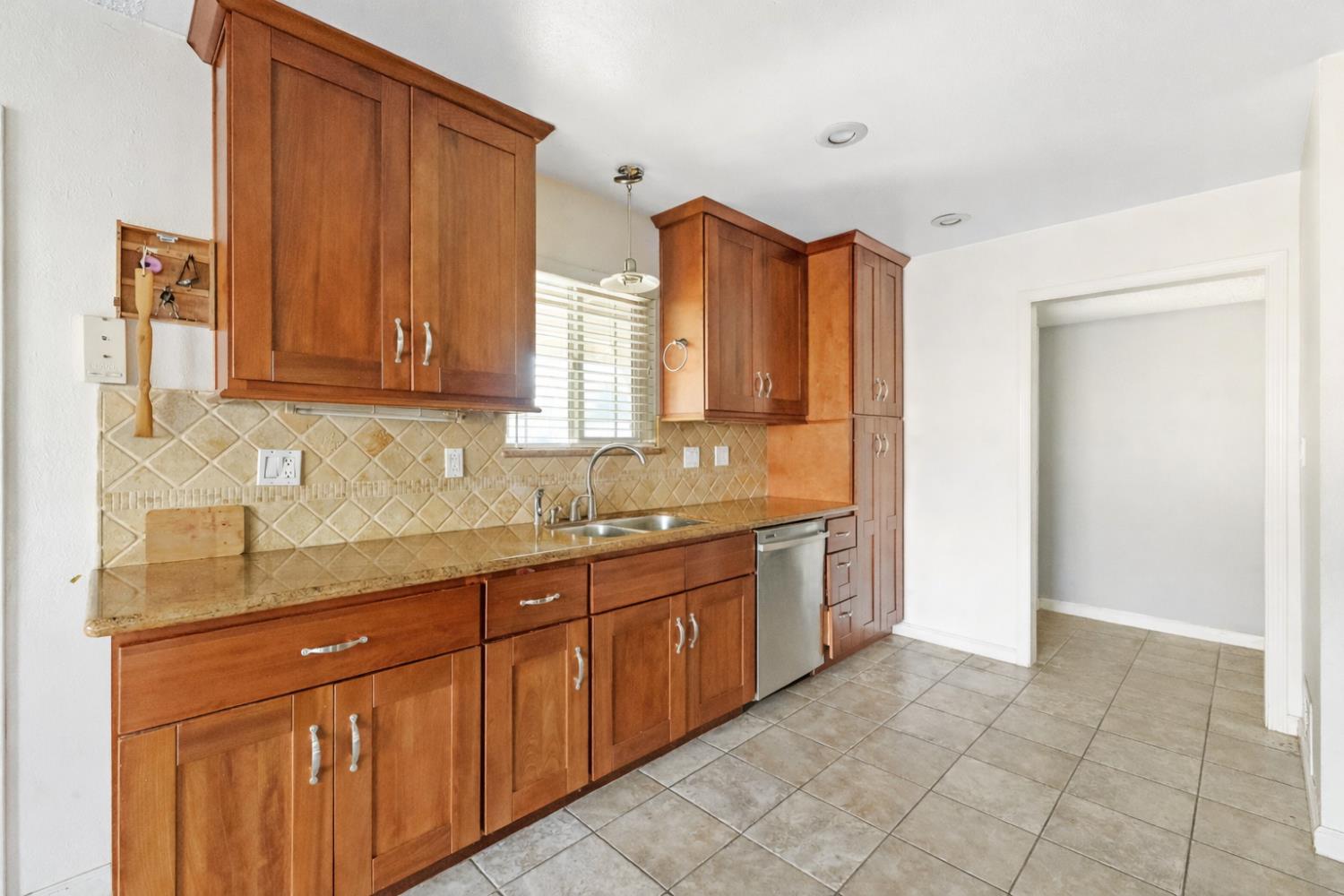 2527 S Linda Vista St, Visalia, CA 93277