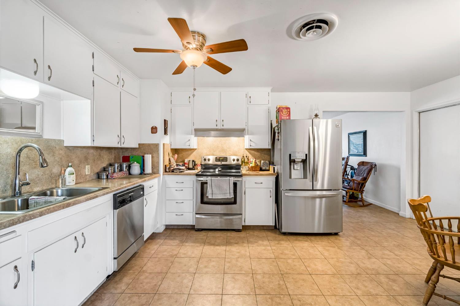 2515 W Lansing Way, Fresno, CA 93705