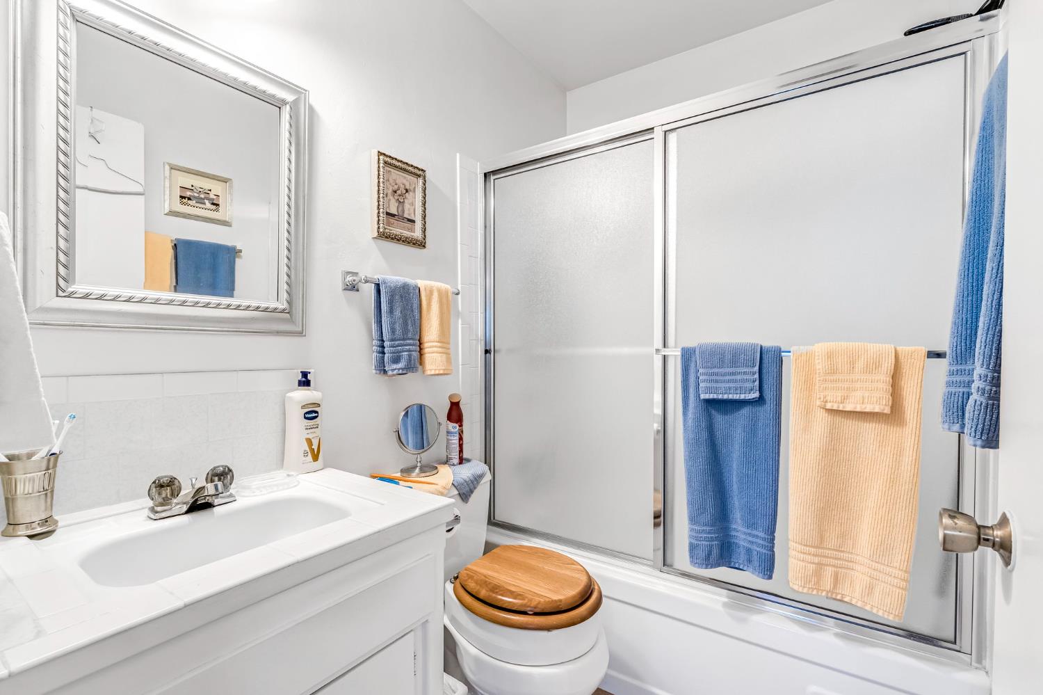 2515 W Lansing Way, Fresno, CA 93705