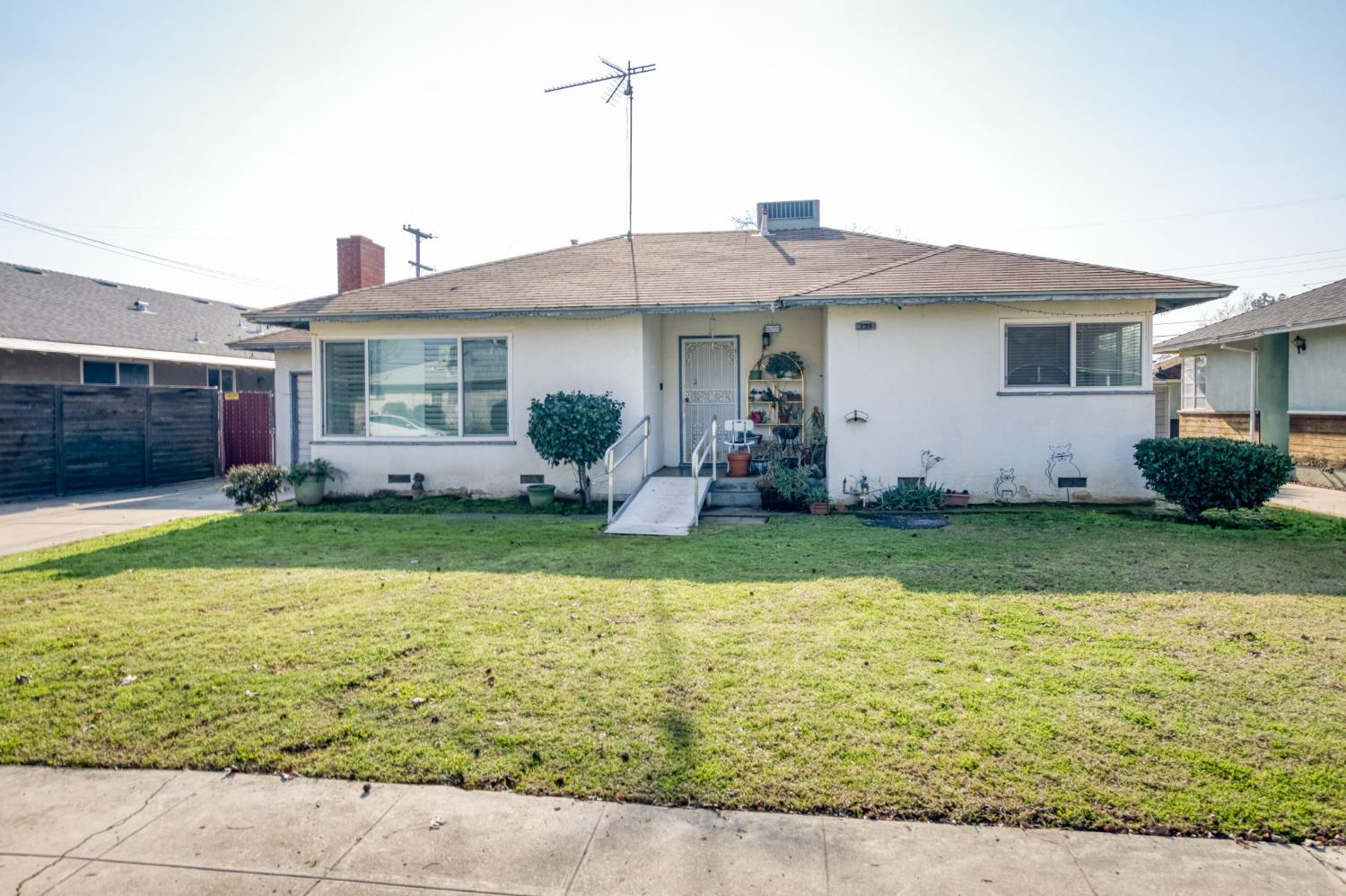 236 E Garland Ave, Fresno, CA 93704