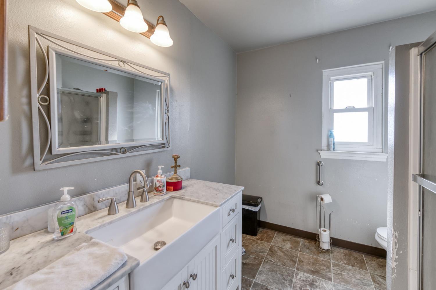 236 E Garland Ave, Fresno, CA 93704