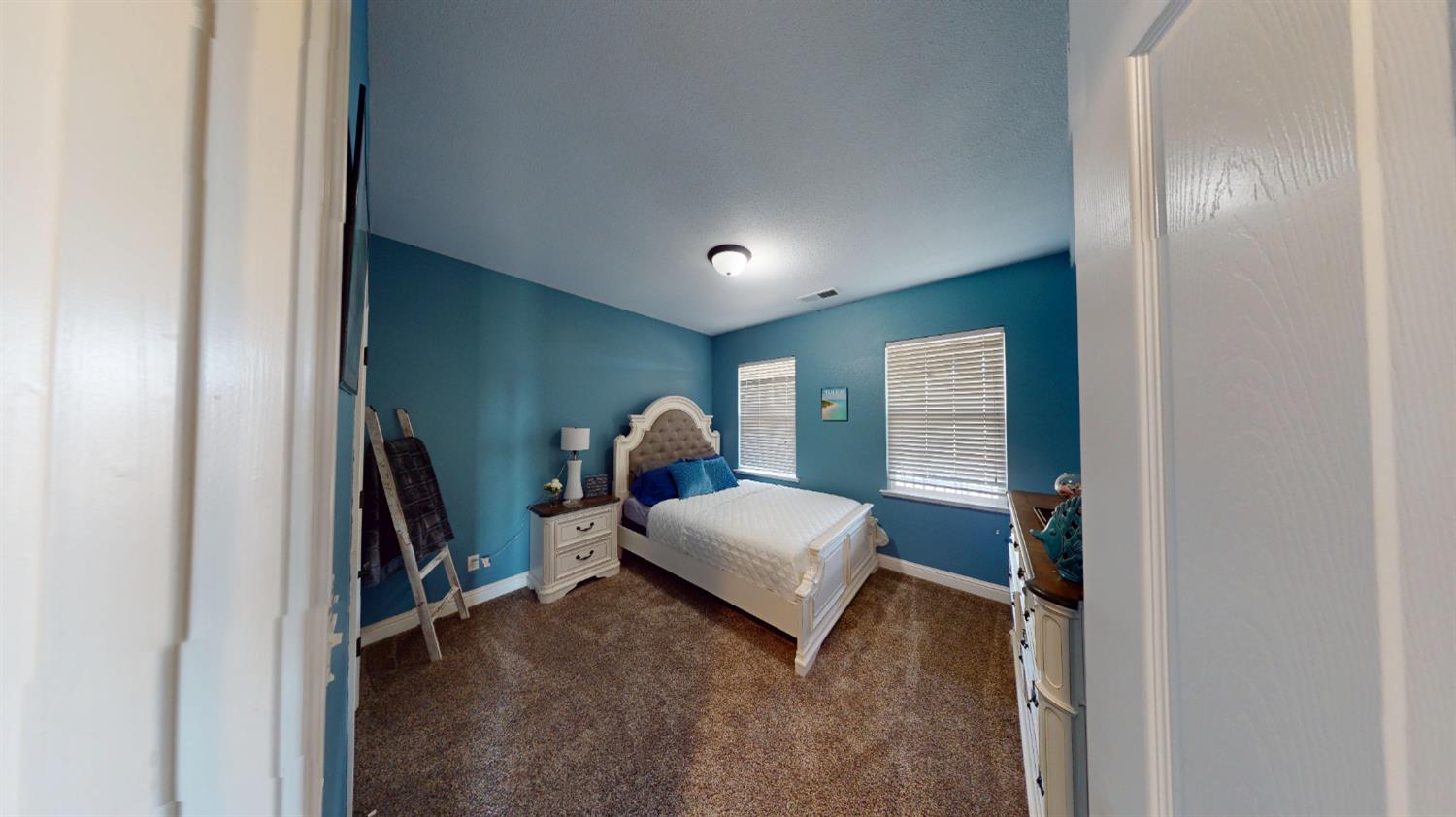 6411 W Dovewood Ln, Fresno, CA 93723