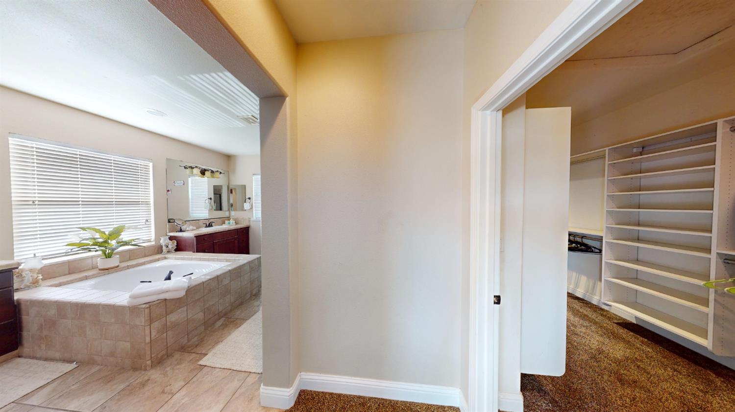 6411 W Dovewood Ln, Fresno, CA 93723