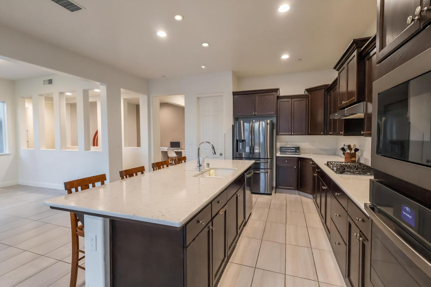 2051 Sierra Ave, Clovis, CA 93611