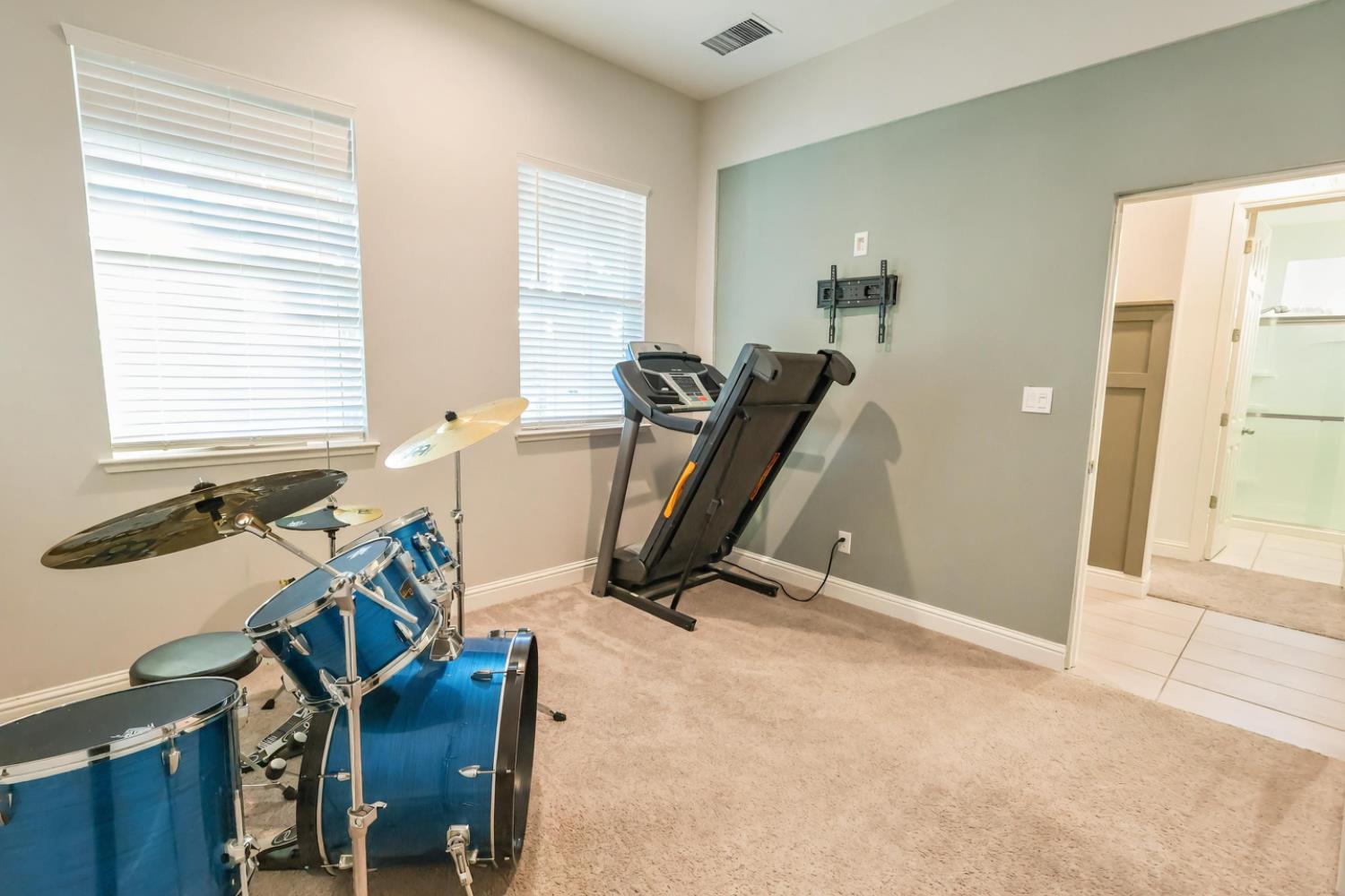 2051 Sierra Ave, Clovis, CA 93611