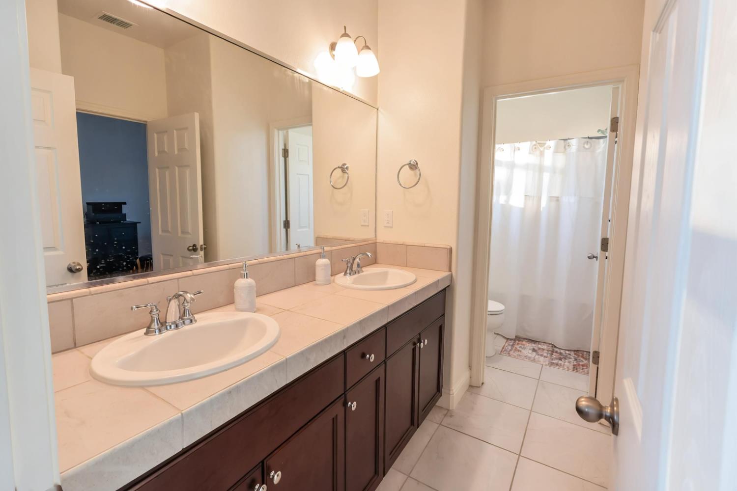 2051 Sierra Ave, Clovis, CA 93611