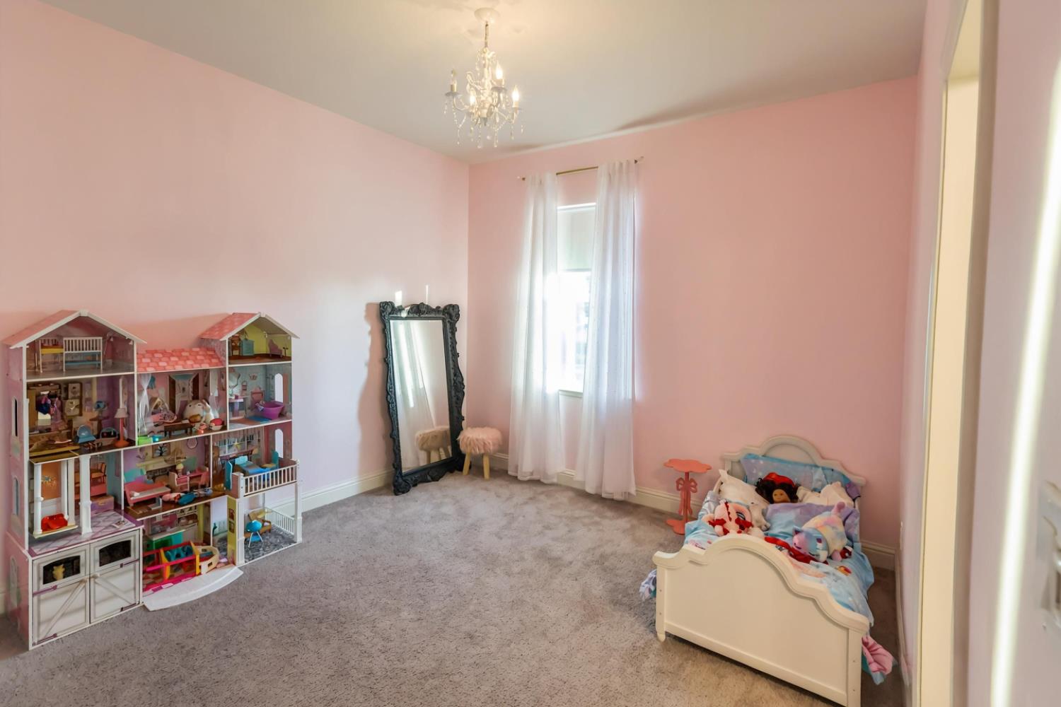 2051 Sierra Ave, Clovis, CA 93611