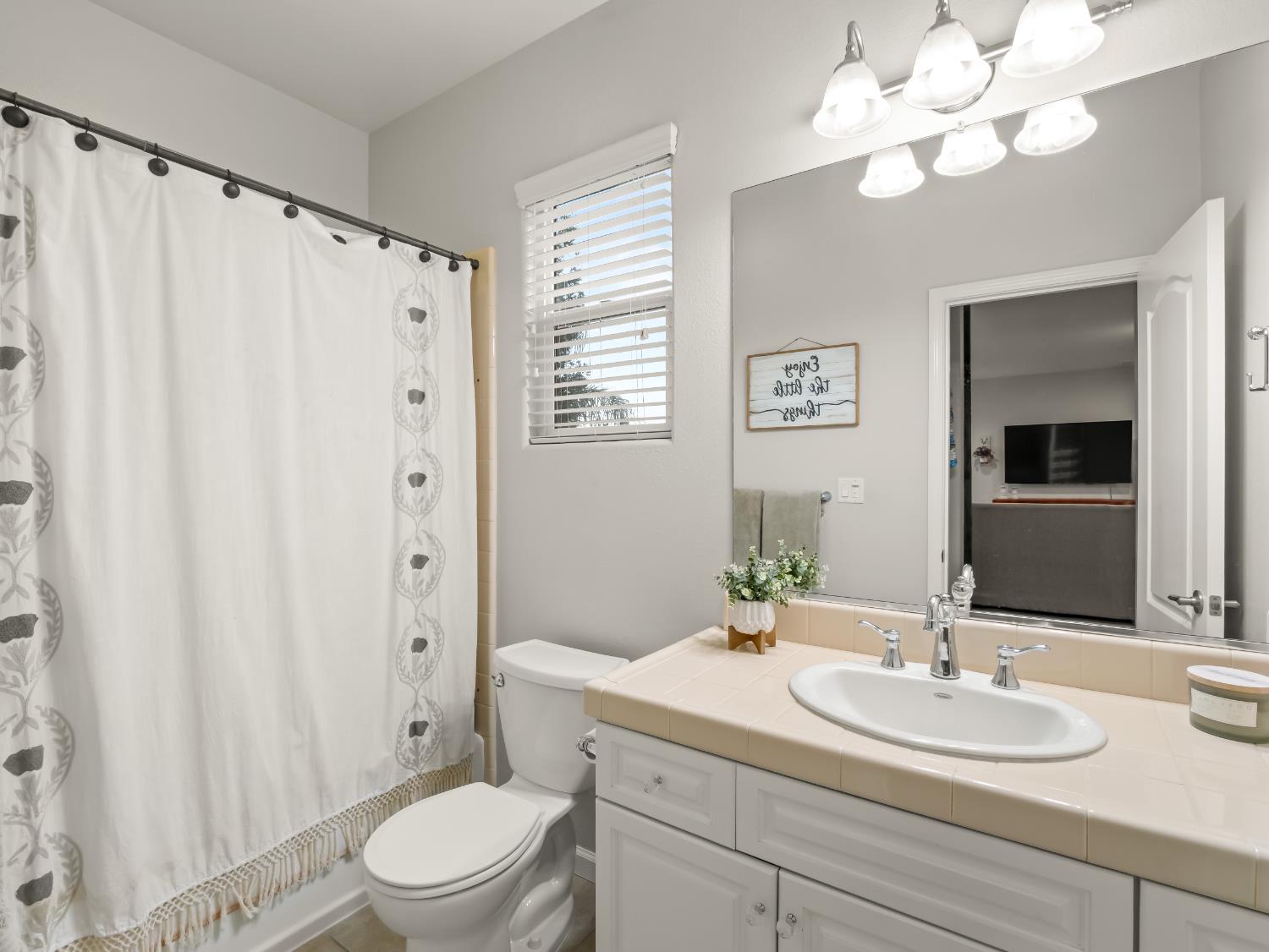 3664 Serena Ave, Clovis, CA 93619