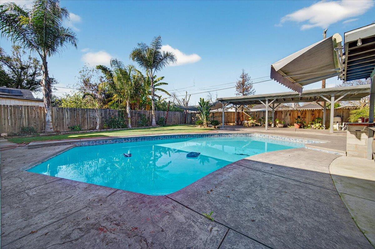 1524 W Fountain Way, Fresno, CA 93705