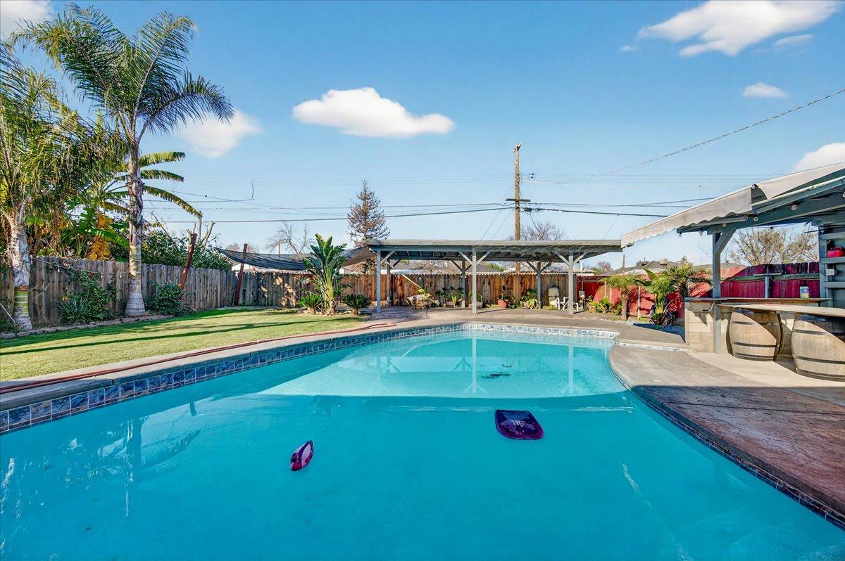 1524 W Fountain Way, Fresno, CA 93705