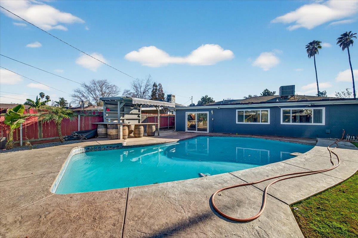 1524 W Fountain Way, Fresno, CA 93705