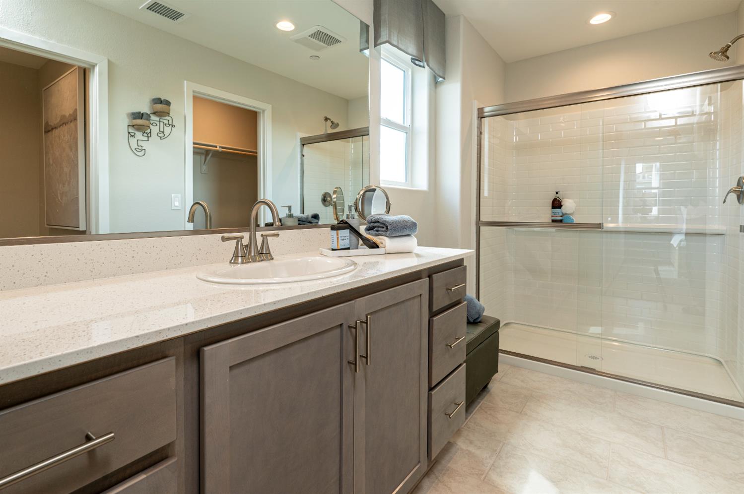 576 Ophelia Ave, Madera, CA 93636