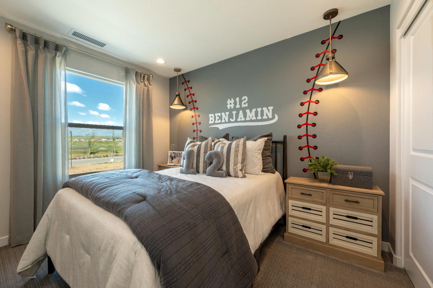 576 Ophelia Ave, Madera, CA 93636