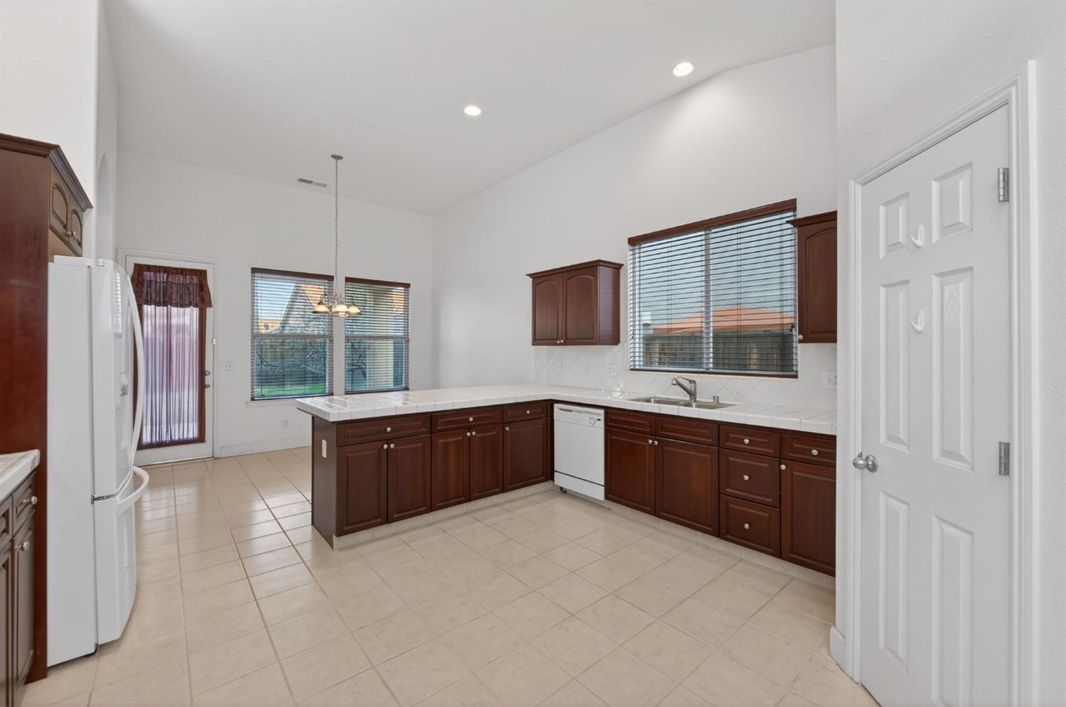 2445 Kaweah Ave, Clovis, CA 93619