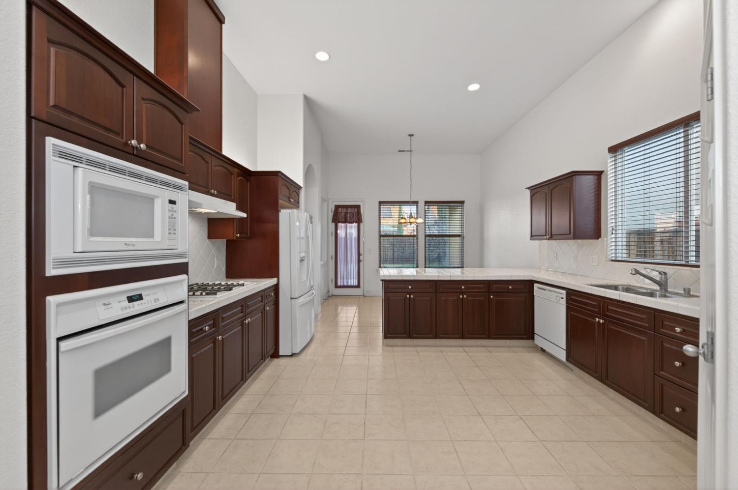 2445 Kaweah Ave, Clovis, CA 93619