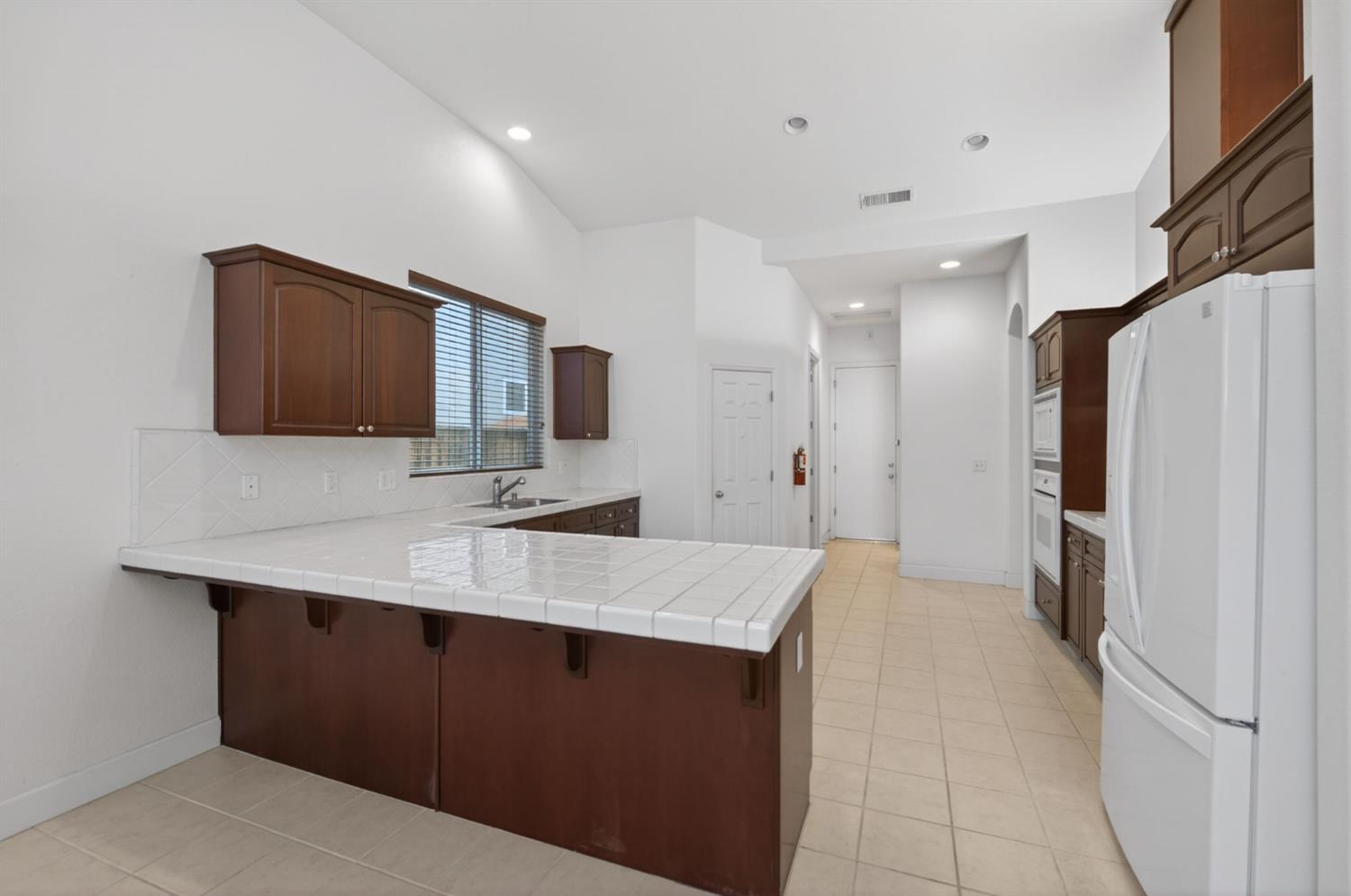 2445 Kaweah Ave, Clovis, CA 93619