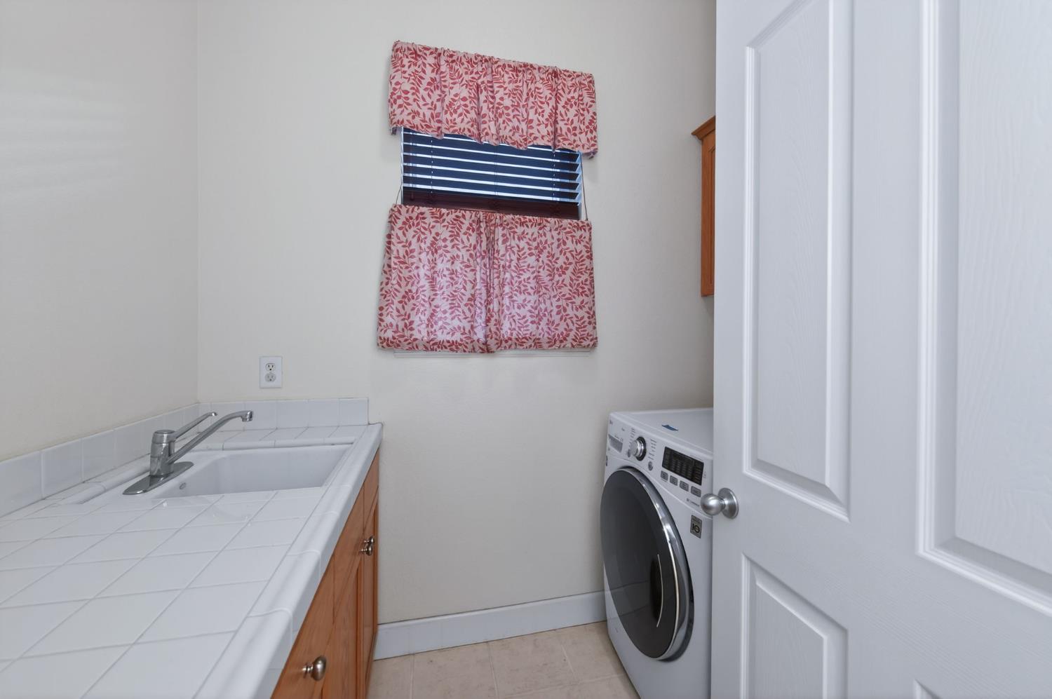 2445 Kaweah Ave, Clovis, CA 93619