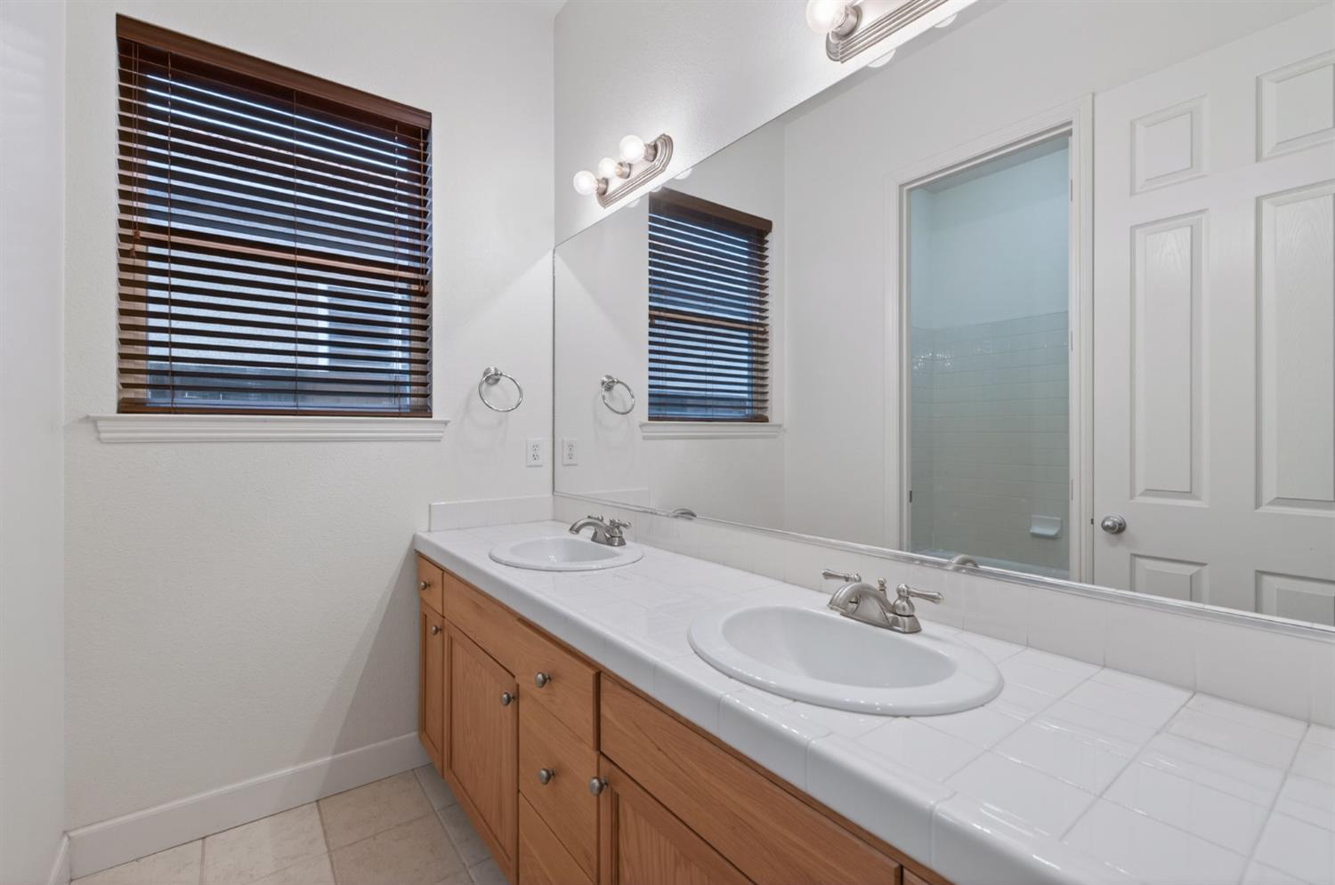 2445 Kaweah Ave, Clovis, CA 93619