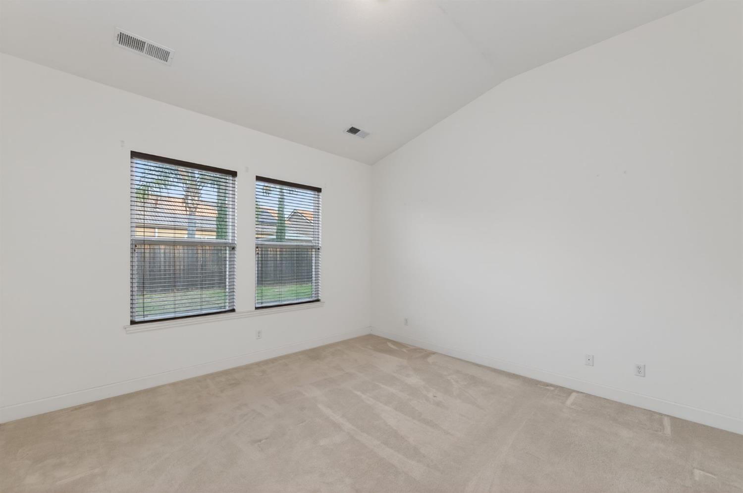 2445 Kaweah Ave, Clovis, CA 93619