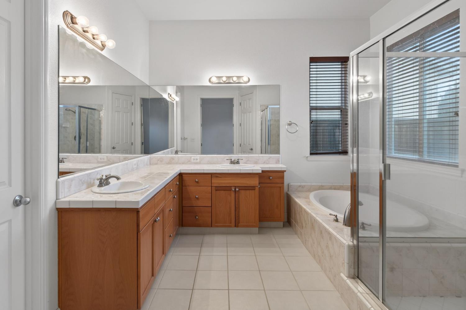 2445 Kaweah Ave, Clovis, CA 93619