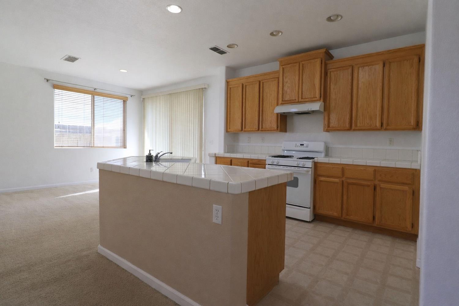 924 Stanford Ave, Madera, CA 93637