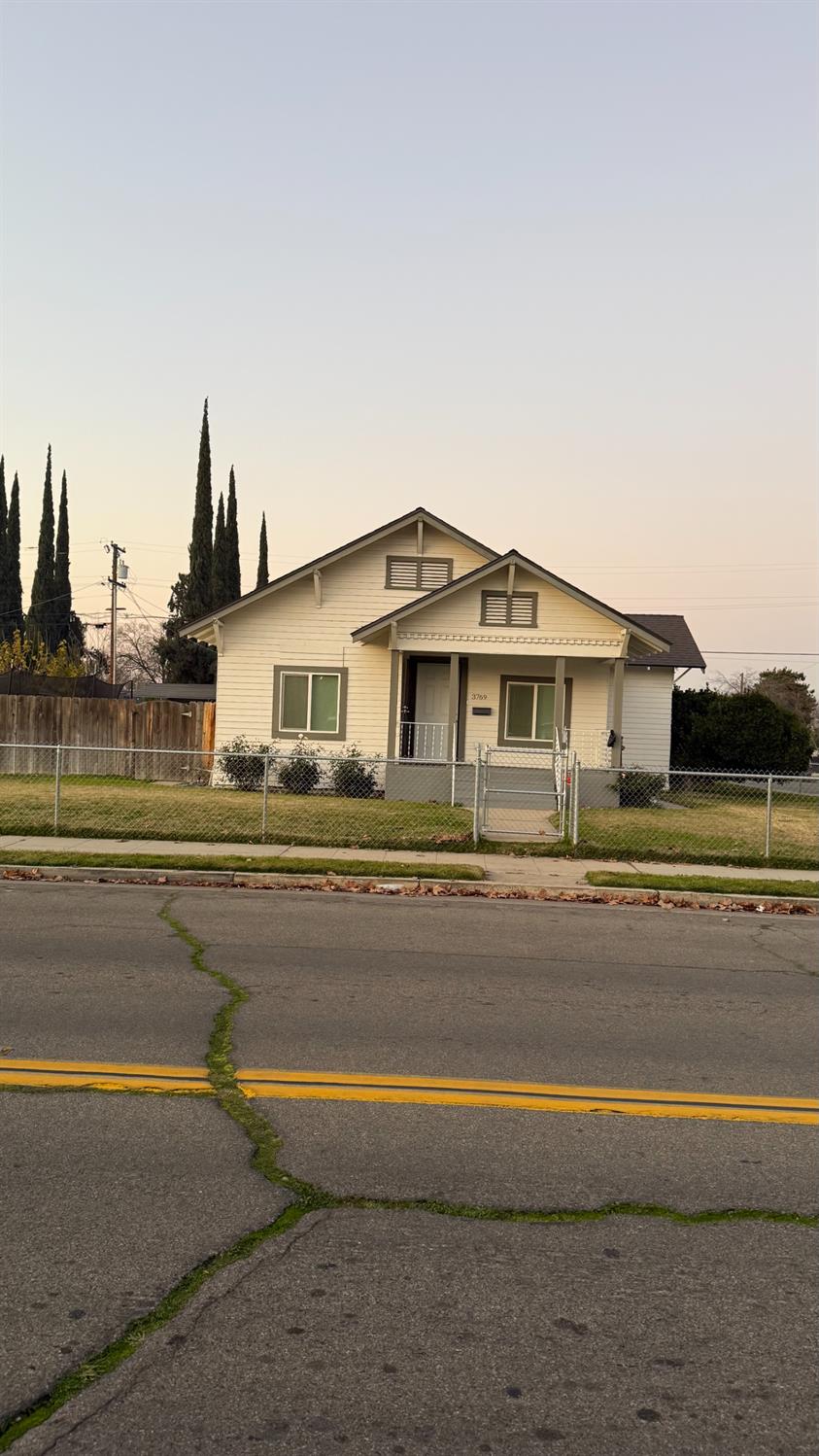 3769 E McKenzie Ave, Fresno, CA 93702