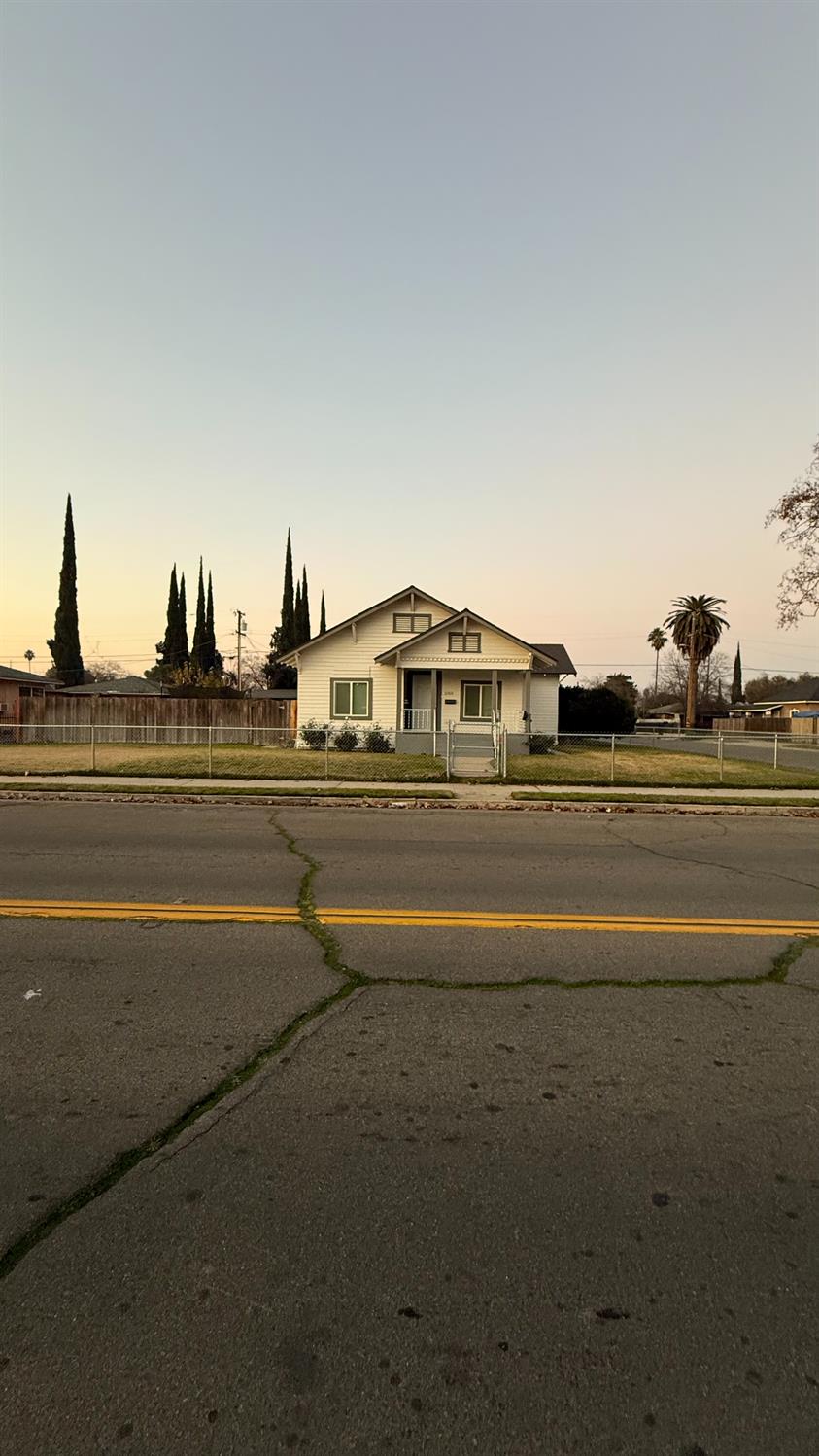 3769 E McKenzie Ave, Fresno, CA 93702