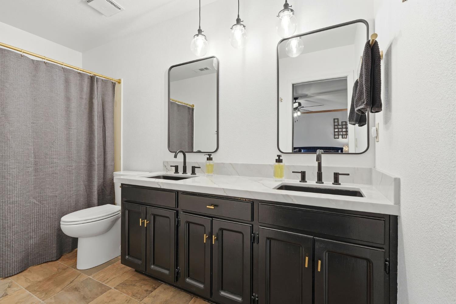 414 N Fulgham St, Visalia, CA 93291