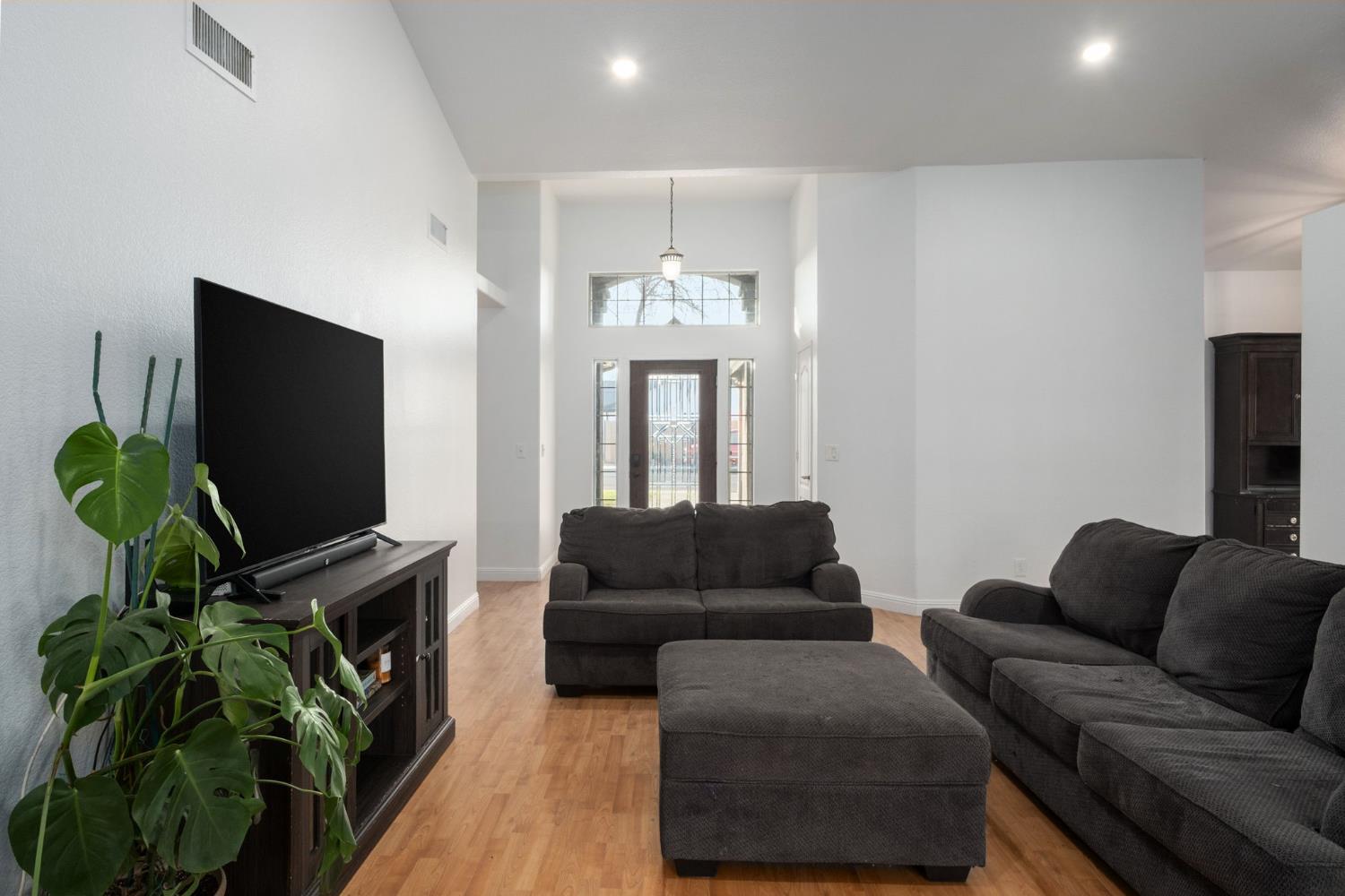 372 Lily Ave, Sanger, CA 93657