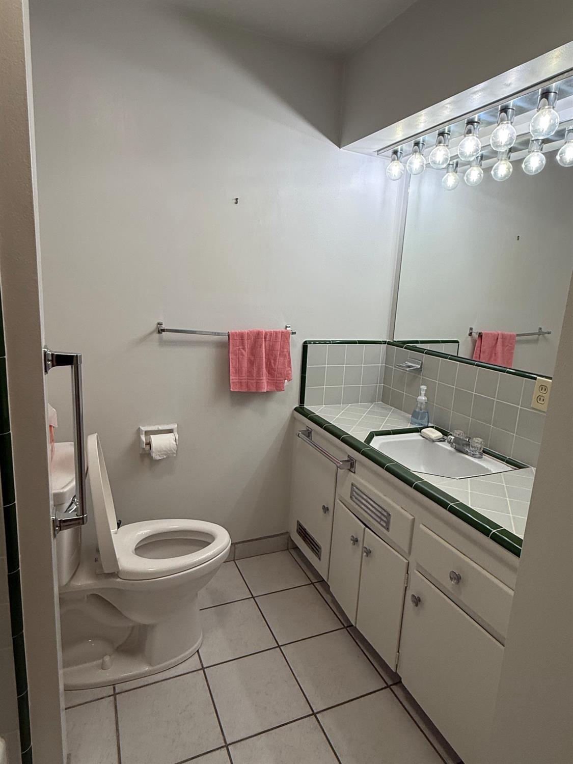 2825 N Hulbert Ave, Fresno, CA 93705