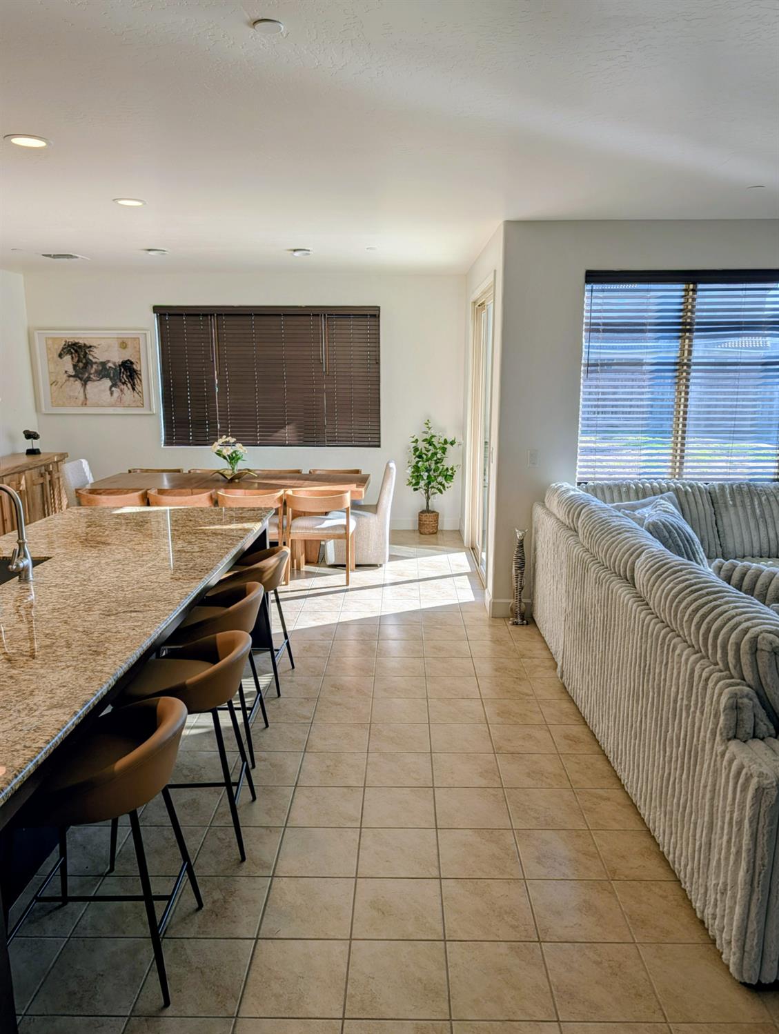 174 Emperor Way, Dinuba, CA 93618