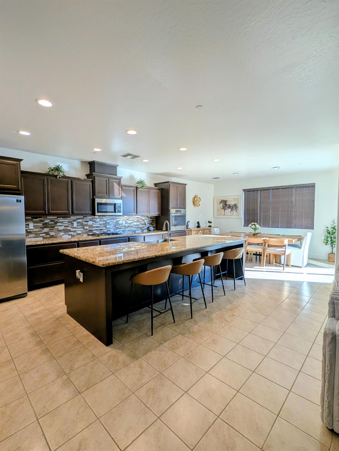 174 Emperor Way, Dinuba, CA 93618