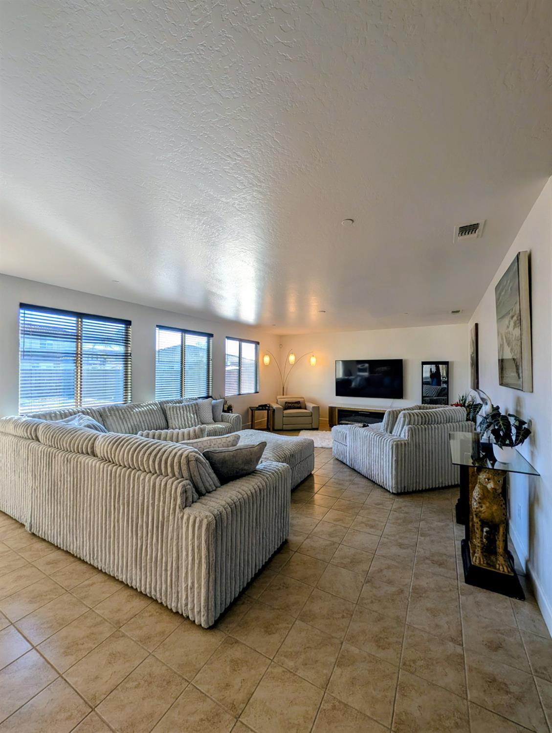 174 Emperor Way, Dinuba, CA 93618