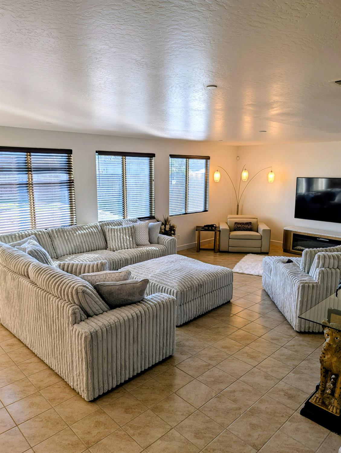 174 Emperor Way, Dinuba, CA 93618