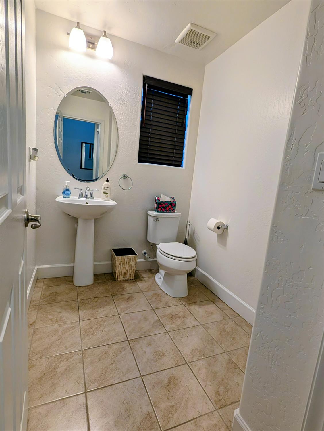 174 Emperor Way, Dinuba, CA 93618