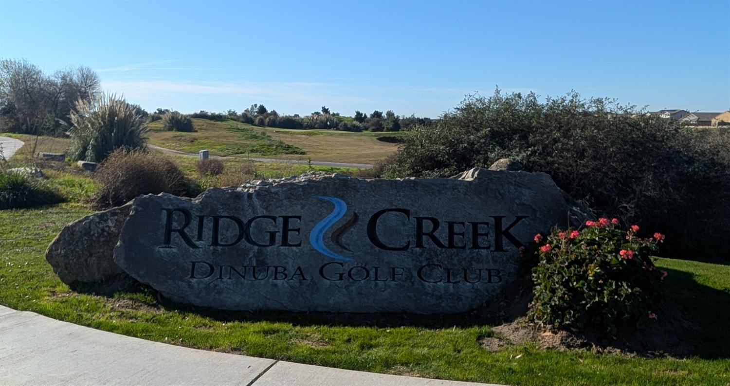 174 Emperor Way, Dinuba, CA 93618