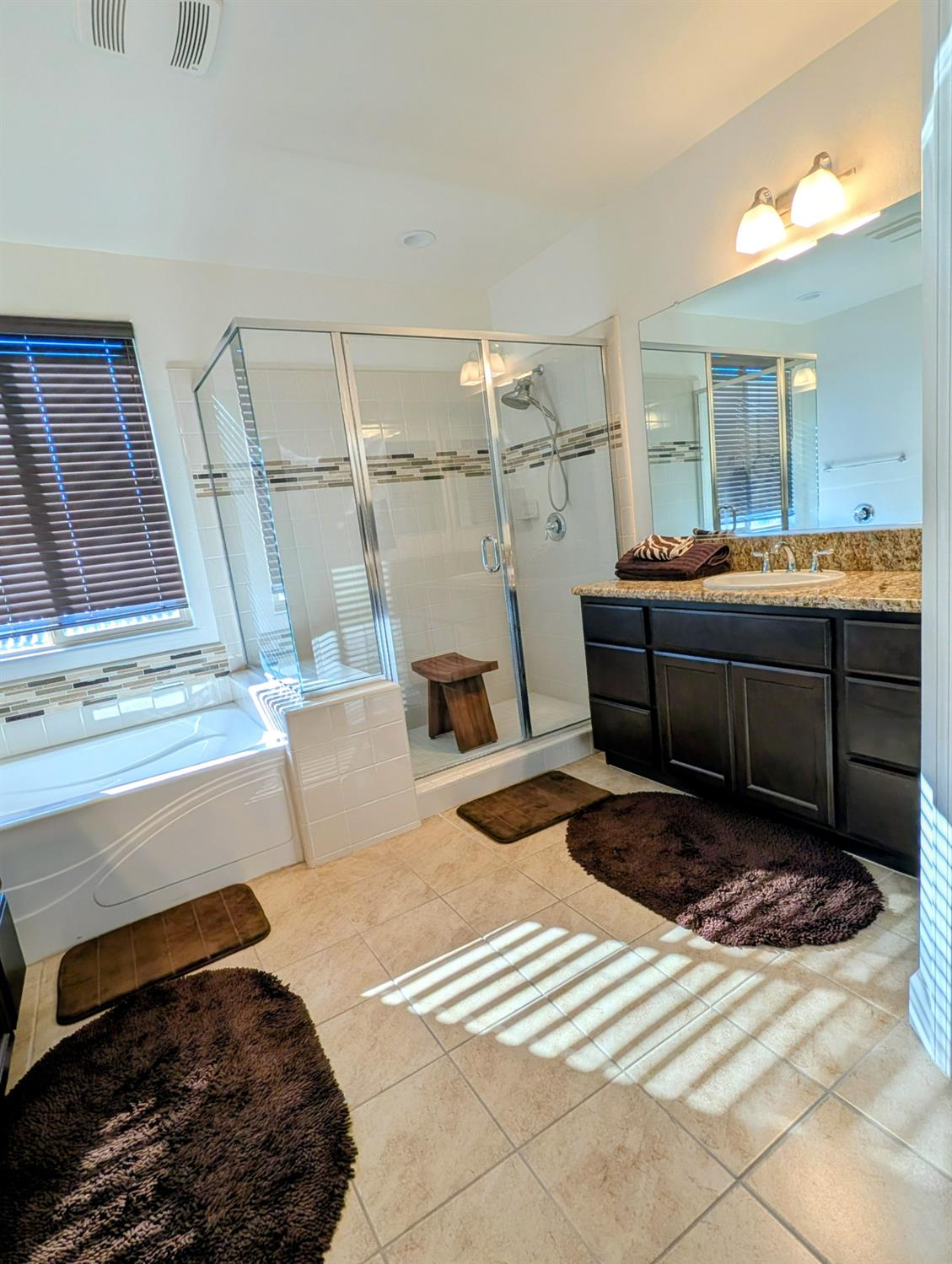 174 Emperor Way, Dinuba, CA 93618