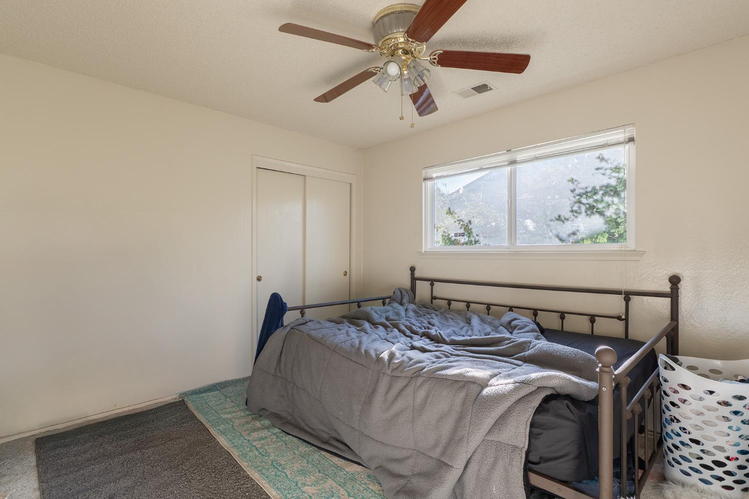 831 Redwood Ln, Lemoore, CA 93245