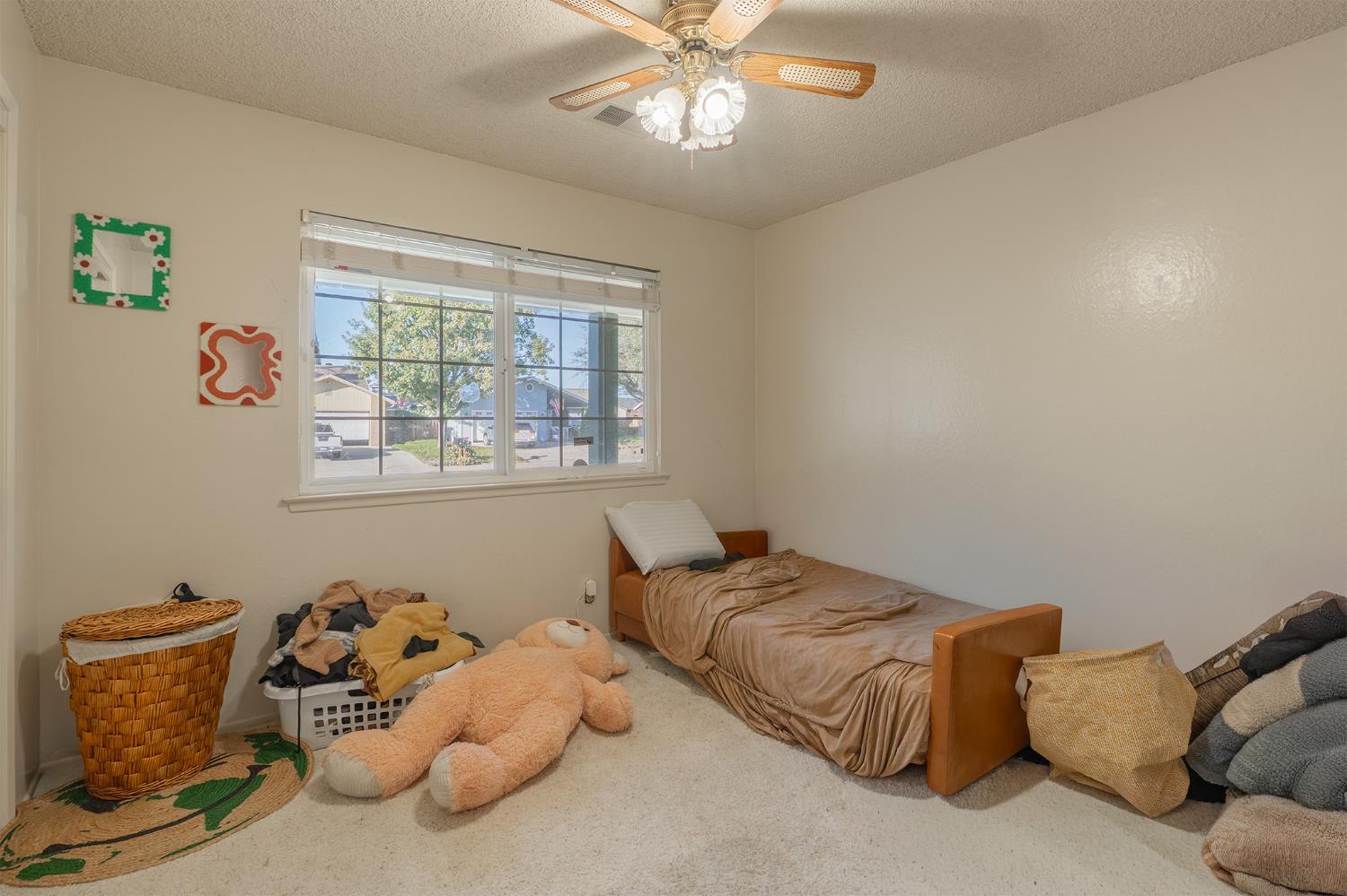 831 Redwood Ln, Lemoore, CA 93245