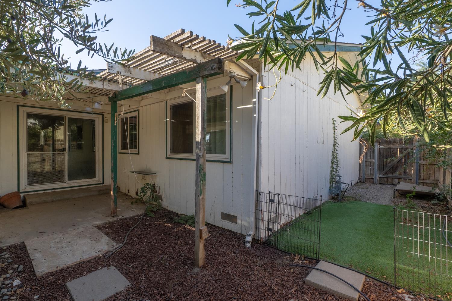 831 Redwood Ln, Lemoore, CA 93245