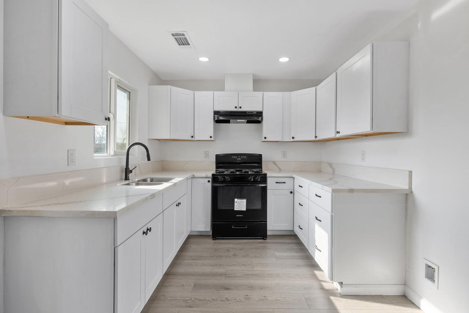 9665 Home Ave, Hanford, CA 93230