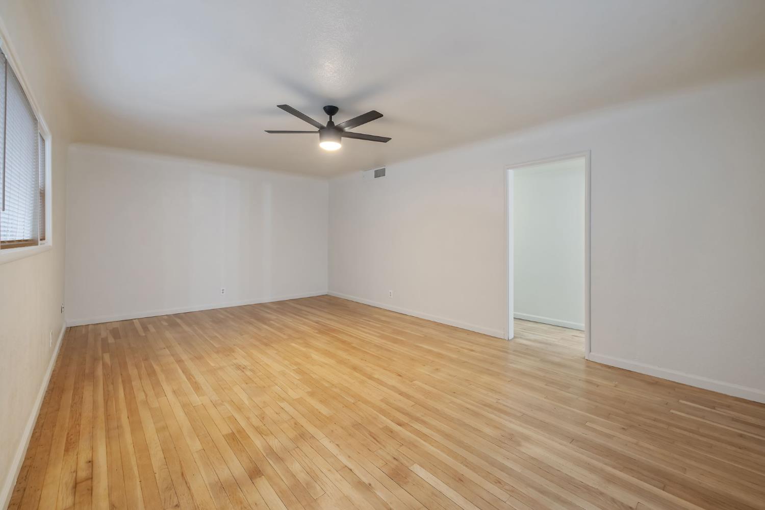 980 E Apricot Ave, Tulare, CA 93274