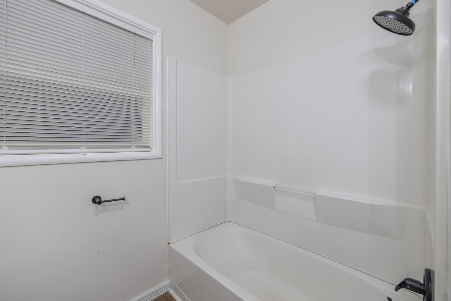 980 E Apricot Ave, Tulare, CA 93274