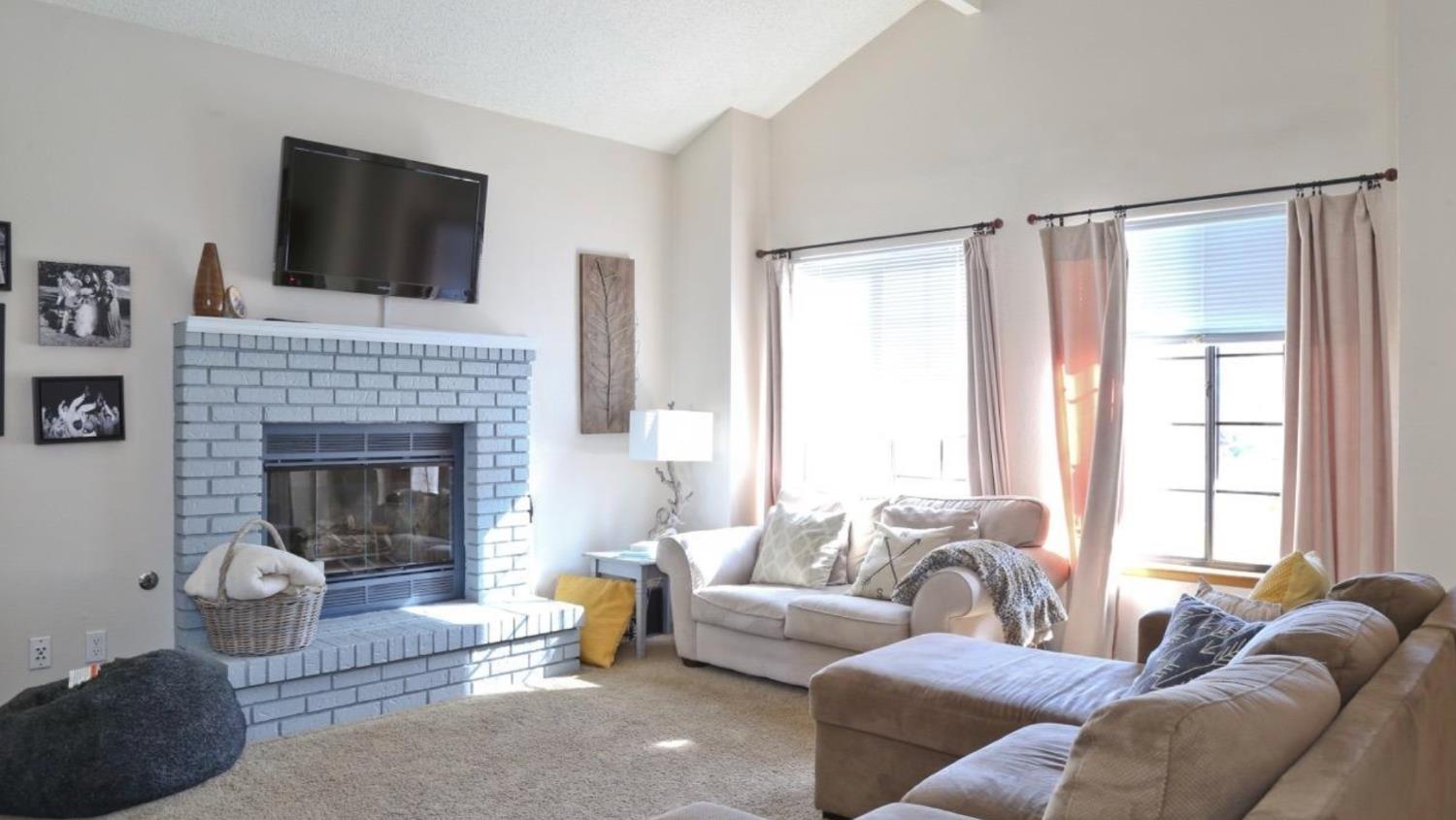 344 Mckelvy Ave, Clovis, CA 93611