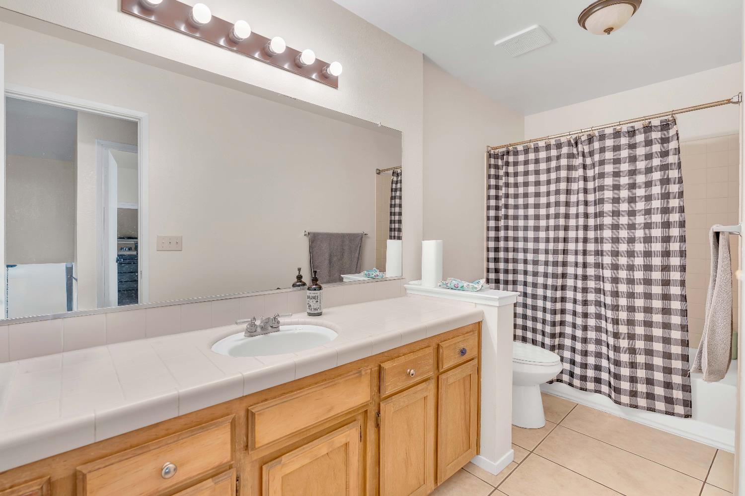 3516 W Dovewood Ave, Fresno, CA 93711