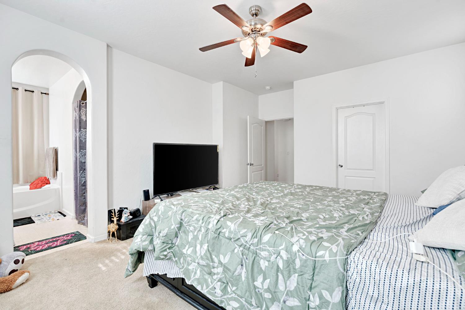 4421 W Pinsapo Dr, Fresno, CA 93722