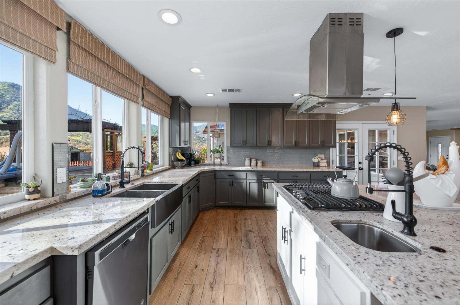 7767 Buckhorn Dr, Sanger, CA 93657