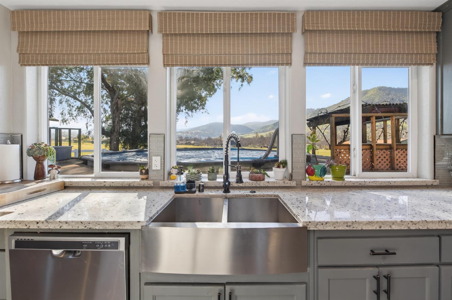 7767 Buckhorn Dr, Sanger, CA 93657