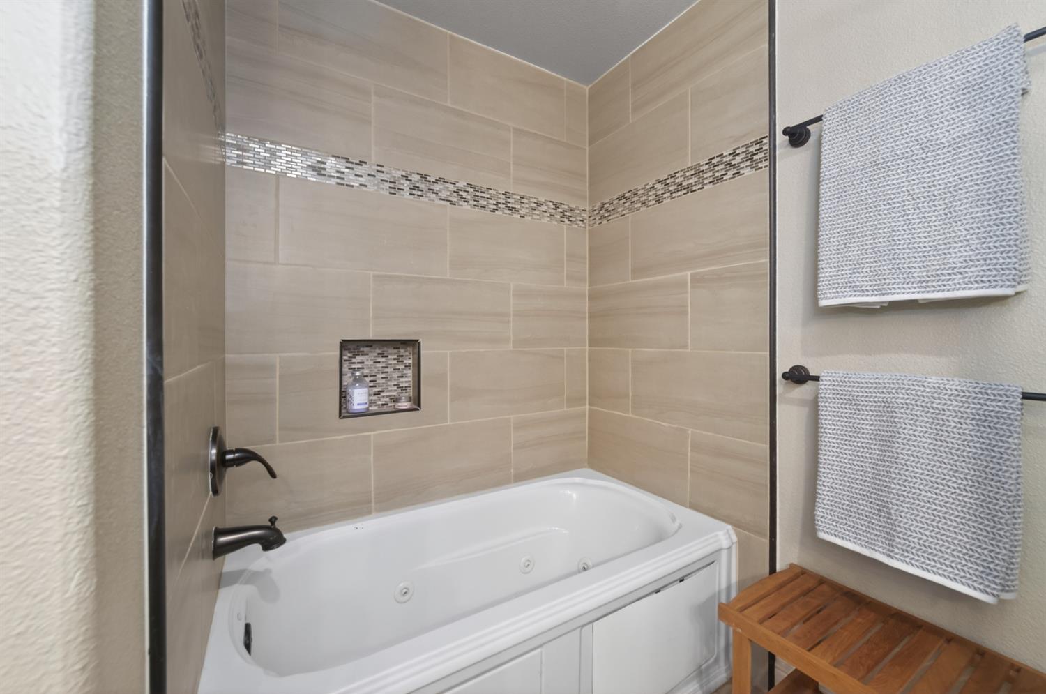 7767 Buckhorn Dr, Sanger, CA 93657